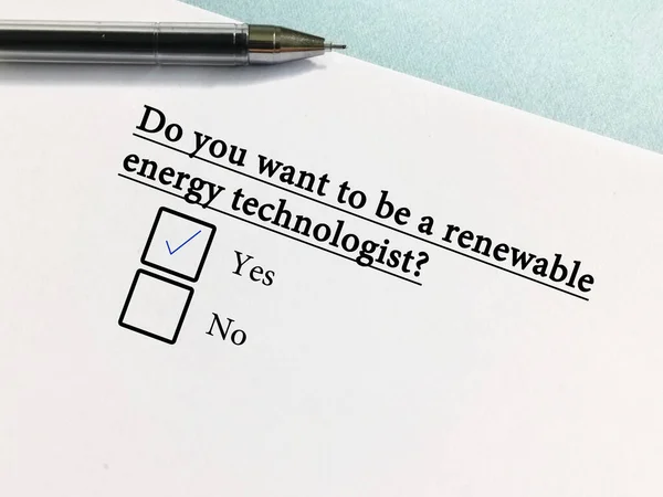 Eine Person Beantwortet Fragen Technologiefragen Techniker Für Erneuerbare Energien Werden — Stockfoto