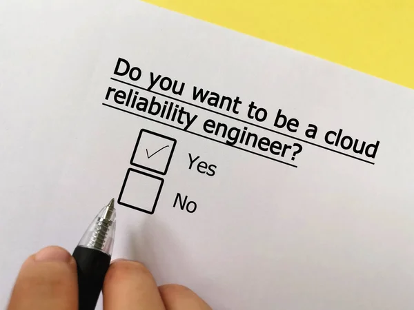 一个人在回答有关技术问题的问题 他想成为一名云可靠性工程师 — 图库照片