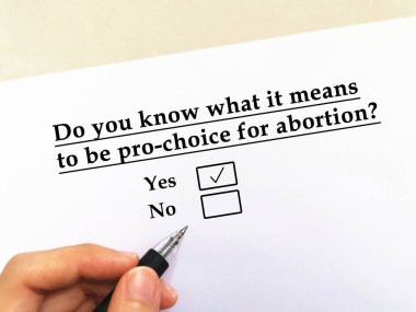 Bir kişi kürtajla ilgili soruya cevap veriyor. Kürtaj için kürtaj yanlısı olmanın ne demek olduğunu biliyor..