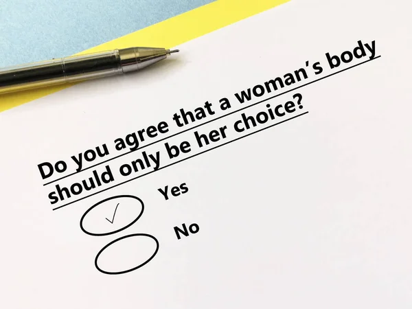 Egy Ember Válaszol Abortusszal Kapcsolatos Kérdésre Egyetért Azzal Hogy Női — Stock Fotó