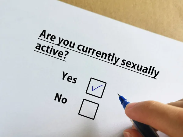 Egy Ember Válaszol Abortusszal Kapcsolatos Kérdésre Jelenleg Szexuálisan Aktív — Stock Fotó