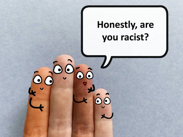 四个手指被装饰成四个不同种族的人 他们正在讨论种族主义问题 其中一个是问你是不是种族主义者 — 图库照片