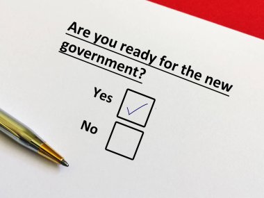 Bir kişi seçimle ilgili soruya cevap veriyor. Yeni hükümet için hazır..