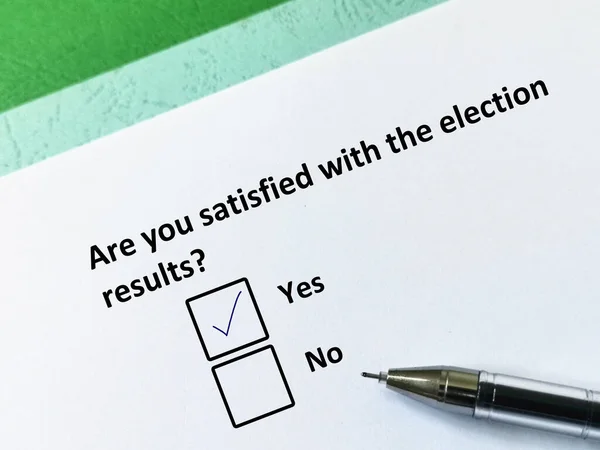 Uma Pessoa Está Respondendo Pergunta Sobre Eleições Ele Está Satisfeito — Fotografia de Stock