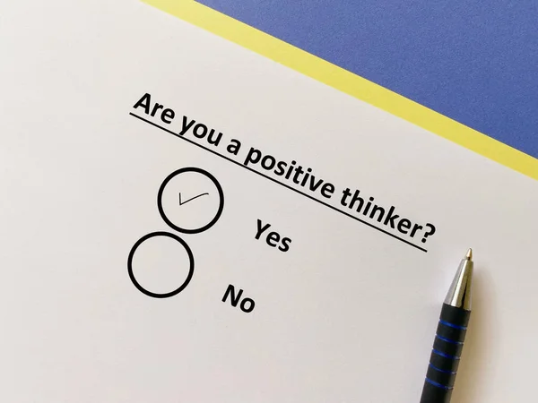 Una Persona Está Respondiendo Pregunta Sobre Rendimiento Académico Pensador Positve — Foto de Stock