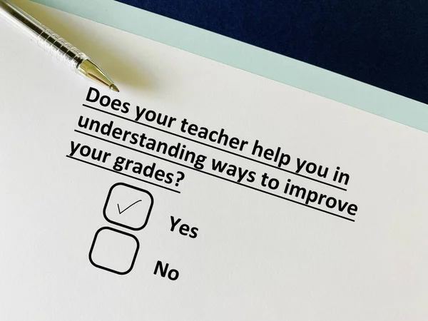 Bir Kişi Akademik Performansla Ilgili Soruya Cevap Veriyor Öğretmenin Notlarını — Stok fotoğraf