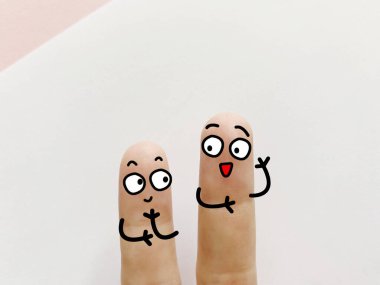 İki parmak iki kişi olarak süslenir. Birbirleriyle konuşuyorlar..