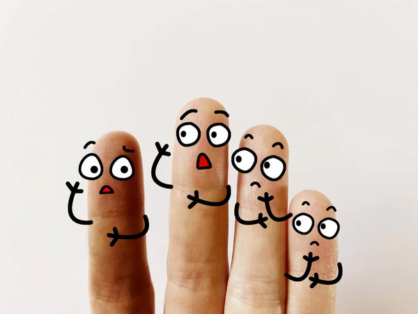4本の指が4人として飾られている 一人は外国人で差別されている — ストック写真