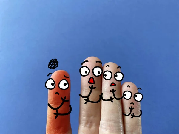 4本の指が4人として飾られている 一人は外国人で差別されている — ストック写真