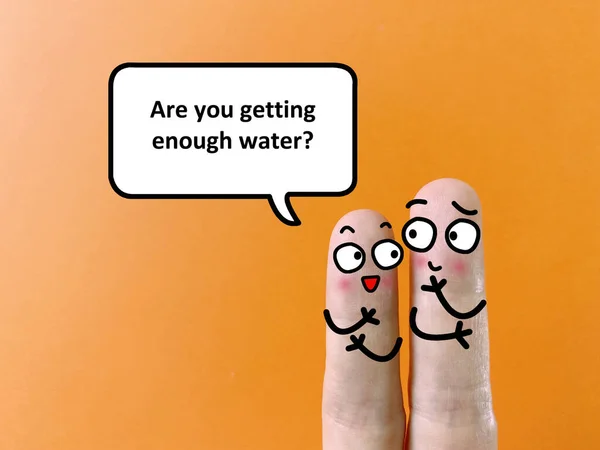 二本の指が二人として飾られている 彼らは健康問題について話している 彼が十分な水を得ているかどうか彼らの一人はもう一つを求めている — ストック写真