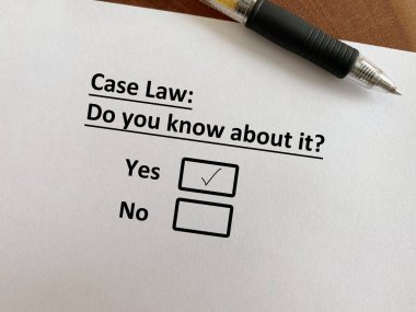 Bir kişi protesto ve sosyal hareketle ilgili soruya cevap veriyor. Dava hukukunu biliyor..