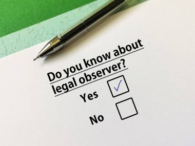 Bir kişi protesto ve sosyal hareketle ilgili soruya cevap veriyor. Yasal gözlemciyi biliyor..