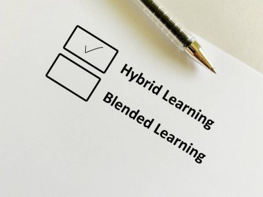 Bir kişi insan kaynakları ile ilgili soruya cevap veriyor. Karışık öğrenme yerine melez öğrenmeyi tercih ediyor..