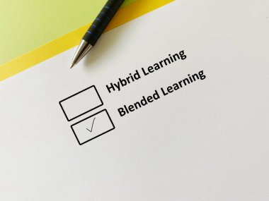 Bir kişi insan kaynakları ile ilgili soruya cevap veriyor. Karışık öğrenmeyi seçiyor.