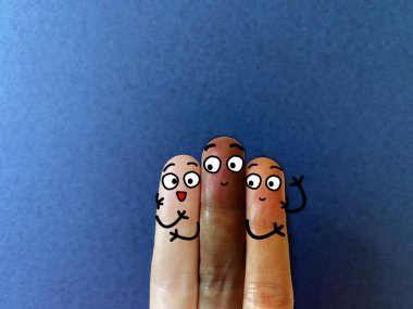 Üç parmak üç kişi olarak süslenir. Farklı ten renkleri var..