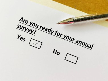 Bir kişi işle ilgili soruya cevap veriyor. Yıllık anketine hazır..