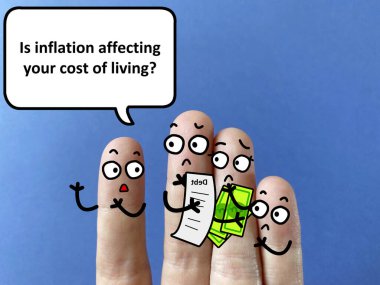 Üç parmak, iş ve ekonomi hakkında konuşan üç kişi olarak süslenir. Bir tanesi arkadaşlarına enflasyonun yaşam masraflarını etkileyip etkilemediğini soruyor..