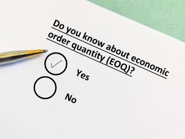 Bir kişi satın almayla ilgili soruya cevap veriyor. Ekonomik düzenin miktarını biliyor (EOQ)