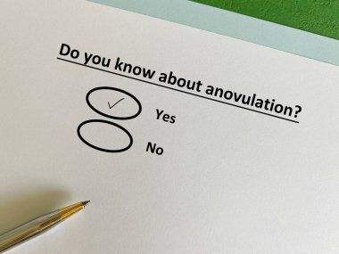 Bir insan kısırlıkla ilgili soruya cevap veriyor. Anovülasyonu biliyor..