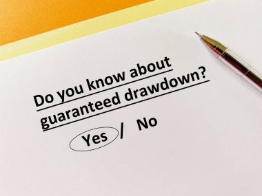 Bir kişi emeklilik ve emeklilik sorularına cevap veriyor. Garantili geri çekilmeyi biliyor..