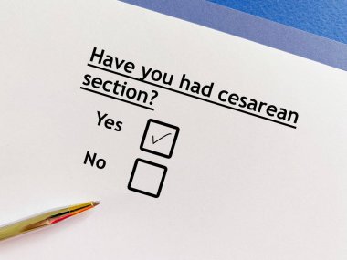 Bir kişi cerrahi prosedürle ilgili soruya cevap veriyor. Sezaryen sezaryeni vardı..