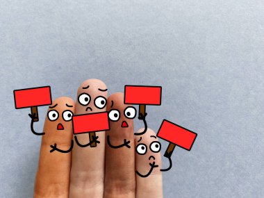 Dört parmak dört kişi olarak süslenmiştir. Hepsinde kırmızı tahta var..