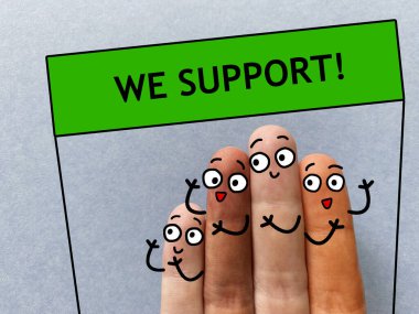 Dört parmak dört kişi olarak süslenmiştir. Hareketi destekliyorlar..