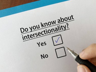 Bir insan sosyal sorunlarla ilgili sorulara cevap veriyor. Kavşağı biliyor..