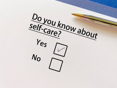 Bir insan sosyal sorunlarla ilgili sorulara cevap veriyor. Kendine bakmanın ne demek olduğunu biliyor..