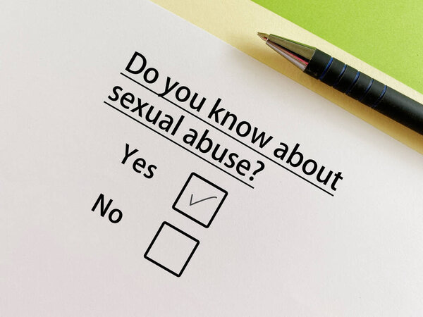 Человек отвечает на вопрос о социальных проблемах. Он знает о сексуальном насилии.