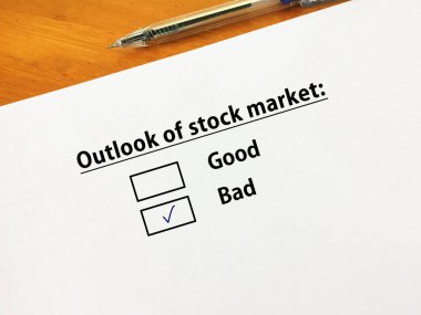 Bir kişi endüstri ile ilgili soruya cevap veriyor. Borsa görünümünün kötü olduğunu düşünüyor..