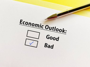 Bir kişi endüstri ile ilgili soruya cevap veriyor. Ekonominin kötü olduğunu düşünüyor..