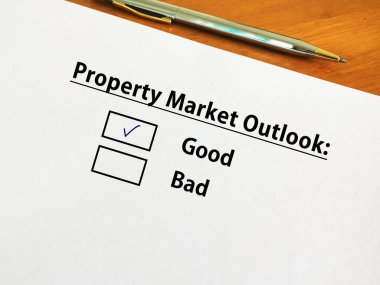 Bir kişi endüstri ile ilgili soruya cevap veriyor. Emlak piyasasının görünümünün iyi olduğunu düşünüyor..