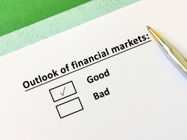 Bir kişi endüstri ile ilgili soruya cevap veriyor. Finansal piyasanın görünümünün iyi olduğunu düşünüyor..