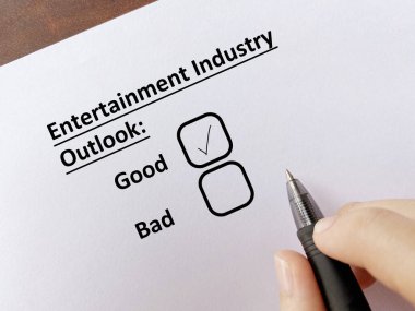 Bir kişi endüstri ile ilgili soruya cevap veriyor. Eğlence endüstrisinin görünümünün iyi olduğunu düşünüyor..