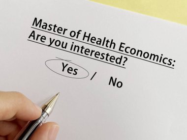 Eğitimle ilgili sorulara bir kişi cevap veriyor. Sağlık ekonomisinin efendisi olmak istiyor..