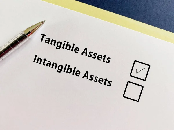 One Pereson Answering Question Business Chooses Tangible Assets — Foto Stock