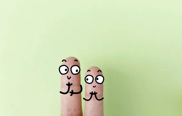 二本の指が二人として飾られている 彼らは幸せだ — ストック写真