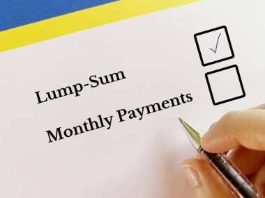 One person is answering question. He chooses lump sum.