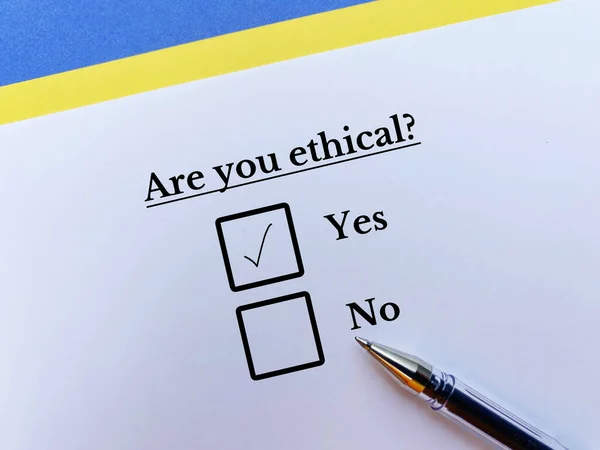 Una Persona Está Respondiendo Pregunta Cree Que Ético — Foto de Stock