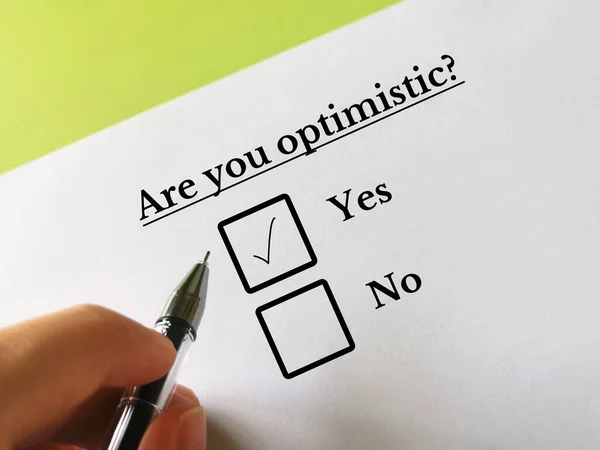 Jedna Osoba Odpowiada Pytanie Myśli Jest Optymistą — Zdjęcie stockowe