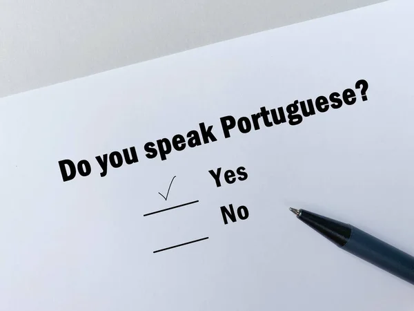 Una Persona Está Respondiendo Una Pregunta Sobre Idiomas Habla Portugués —  Fotos de Stock