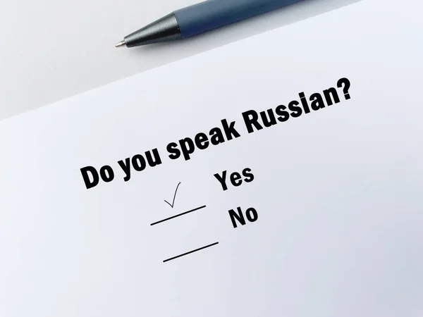 Один Человек Отвечает Вопрос Языках Говорит Русски — стоковое фото