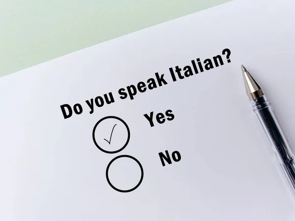 Una Persona Risponde Alla Domanda Sulle Lingue Parla Italiano — Foto Stock