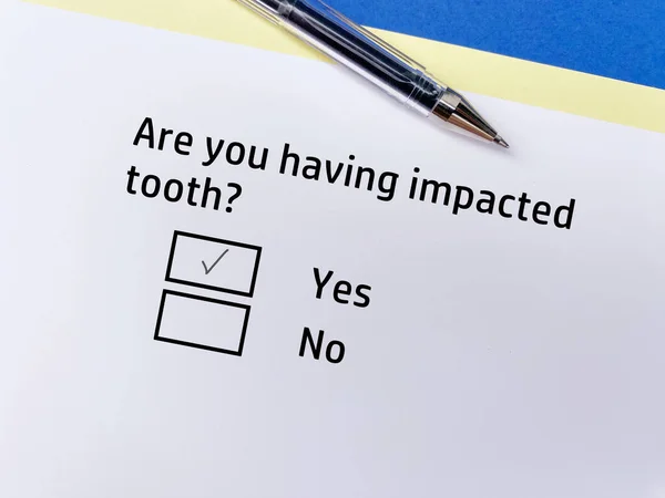 ある人は歯のケアについて質問に答えています 歯に影響を与えた — ストック写真