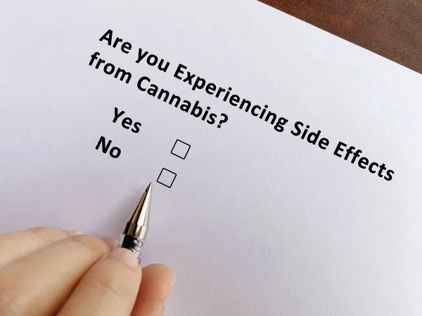 Eine Person Beantwortet Fragen Nebenwirkungen Sie Erlebt Nebenwirkungen Von Cannabis — Stockfoto