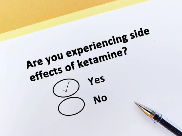 1人は副作用についての質問に答えている ケタミンの副作用を経験してる — ストック写真