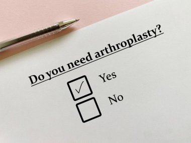 Bir kişi ortopedik hastalıkla ilgili sorulara cevap veriyor. Artroplastiye ihtiyacı var..