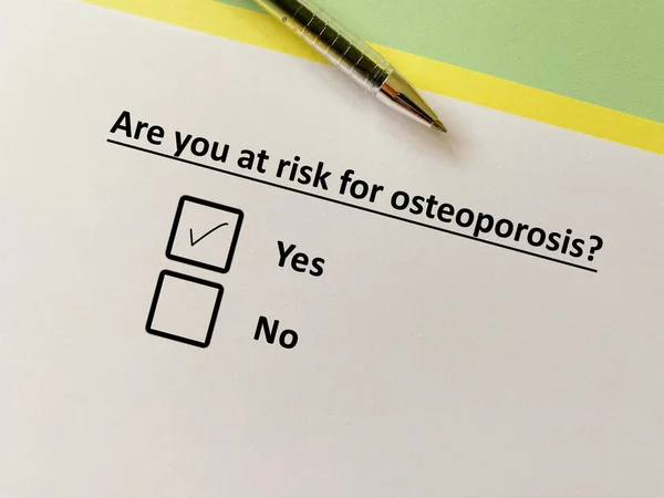 Person Svarar Frågor Ortopedisk Sjukdom Han Löper Risk För Osteoporos — Stockfoto
