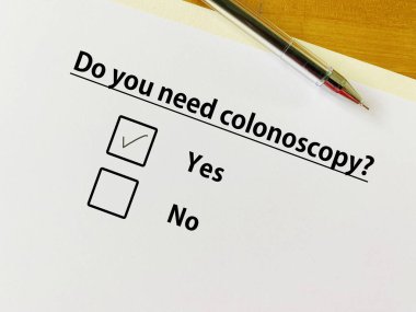 Bir kişi bağırsak sorunlarıyla ilgili soruya cevap veriyor. Kolonoskopiye ihtiyacı var..